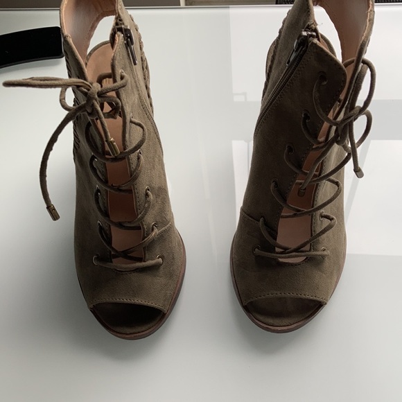 Cute army green lace up heels, open front, zipper on side! Size 7.5 & from DSW - Picture 2 of 5